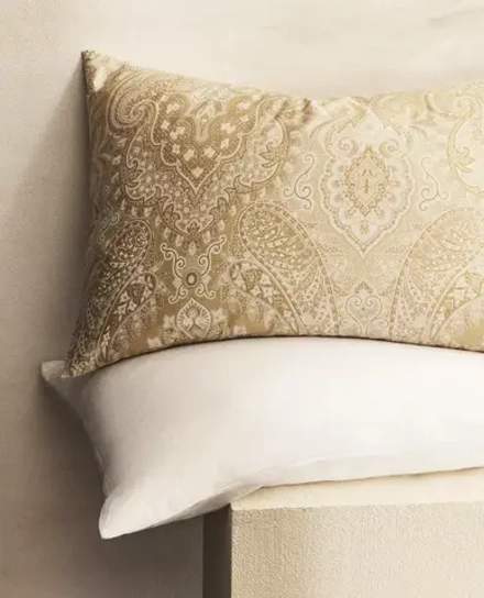 ZARA HOME НАВОЛОЧКА С ПРИНТОМ «ПЕЙСЛИ», ЗОЛОТОЙ