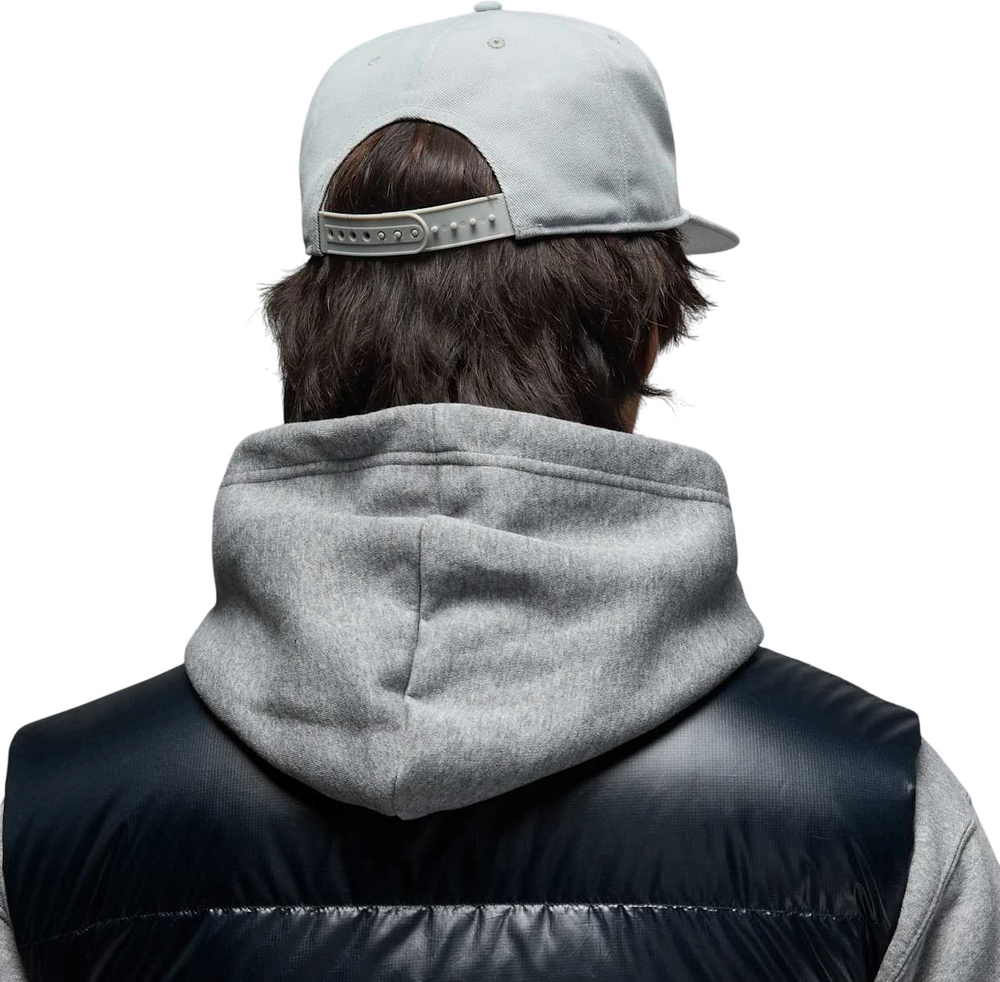 HV1169-077 Кепка U J PRO CAP S FB BR SNKR PTCH