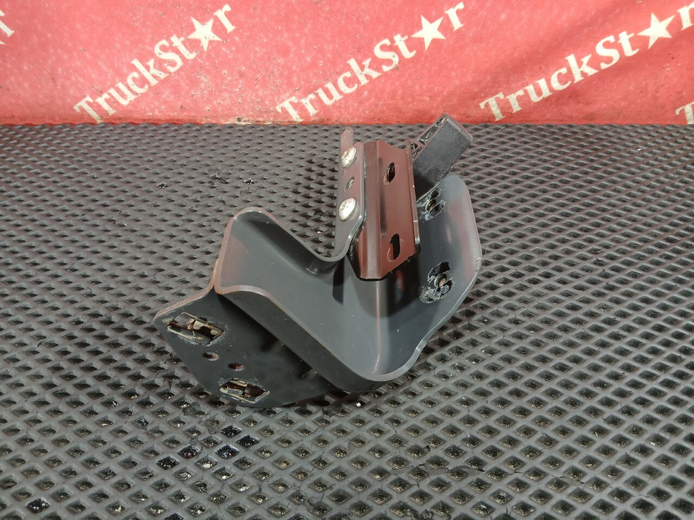 Кронштейн корпуса подножки правый