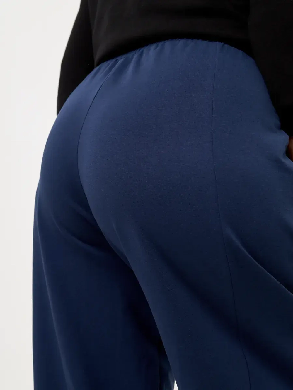 Брюки бананы трикотажные с декоративными швами индиго