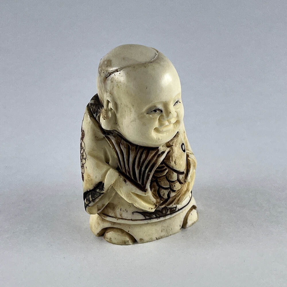 Статуэтка нэцкэ Рыбак с карпом