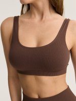 Бесшовный топ на широких бретелях в рубчик