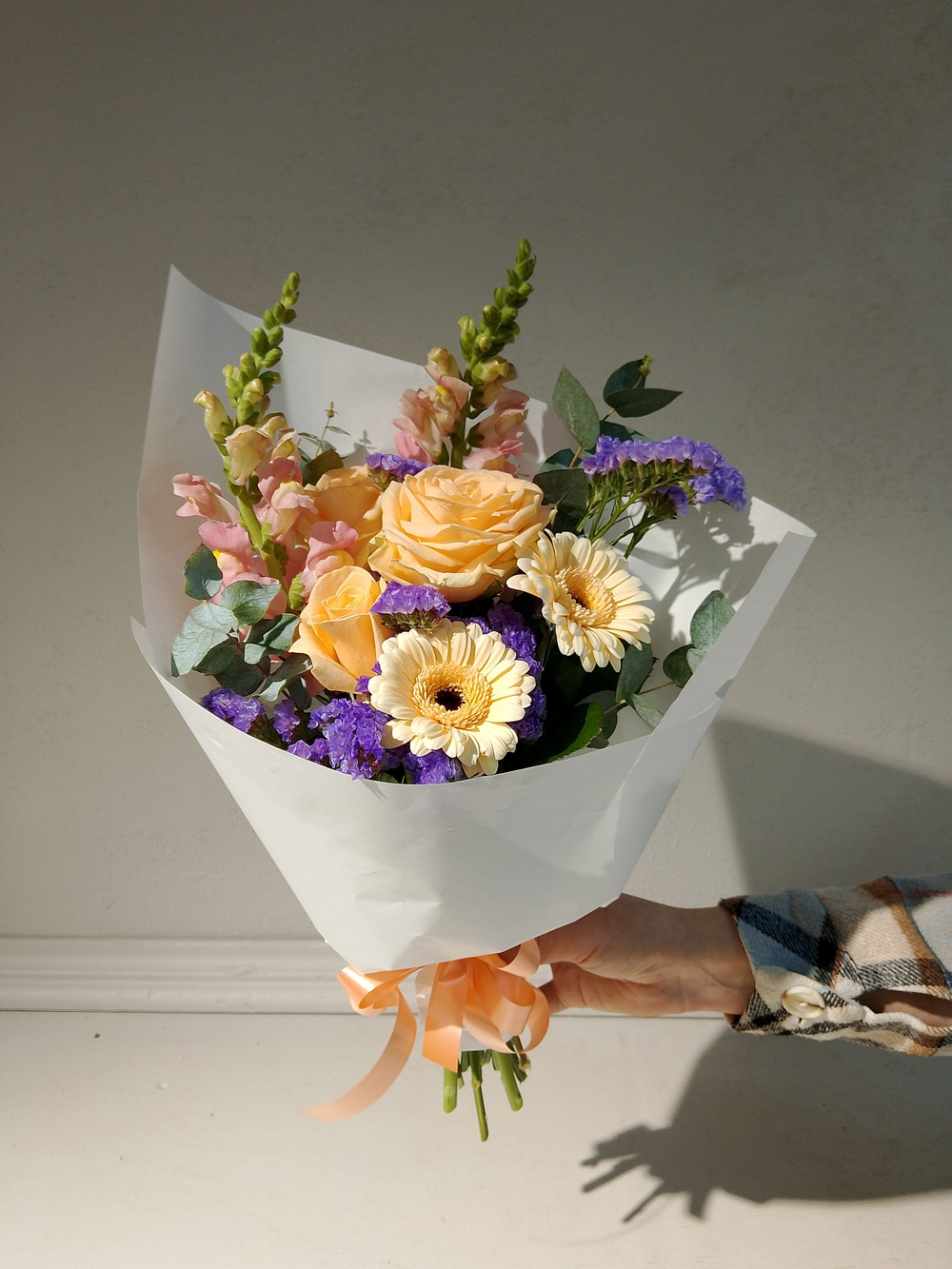 Летний солнечный букет с танацетумом и ароматными пионами Сара Бернард (С0034)