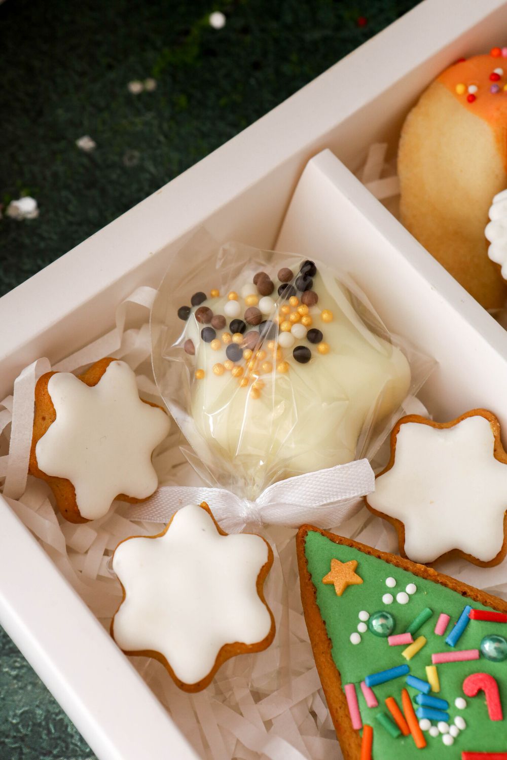 Пряник елка треугольная, два новогодних мини пряника, три пряника мини снежинки, попс звездочка