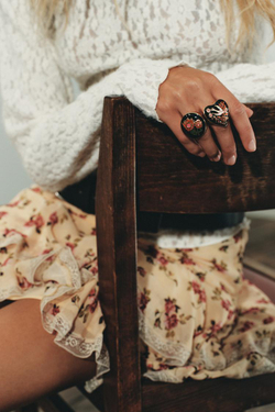 ZARA НАБОР ИЗ 2 КОЛЕЦ РАЗНОЙ ФОРМЫ ИЗ СМОЛЫ, ЗОЛОТИСТЫЙ