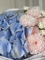 Букет с гортензией и персиковой хризантемой