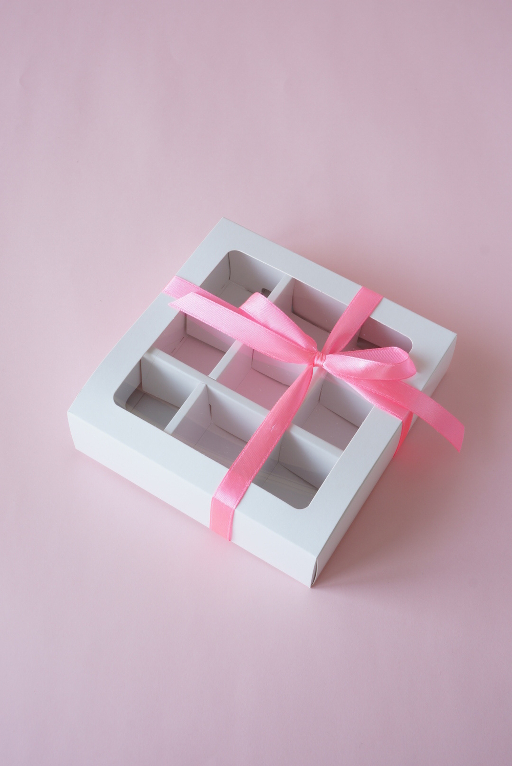 Коробка для конфет 9 шт с обечайкой (с окном) 136*136*37 (белая)