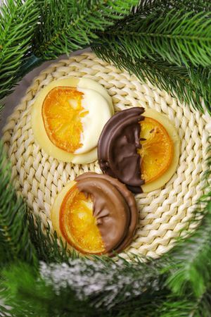 Десерт апельсин в шоколаде на хрустящем печенье
