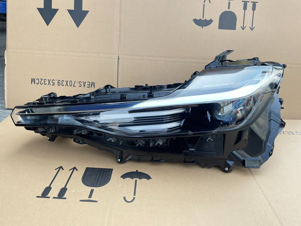 Оригинальная ксеноновая фара Toyota BZ4 High