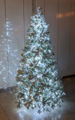Заснеженная ель с гирляндой «Барокко» холодный свет (Литая+пвх) 150 см / 1,5 м