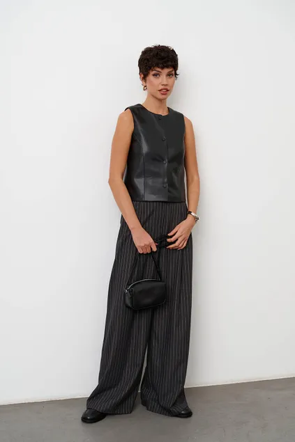 Жилетка из экокожи в минималистичном стиле черного цвета