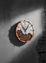 Дизайнерские стимпанк-часы WOODandROOT Automaton Bite 1695 — отражение света на металлической стене и живое движение механизма