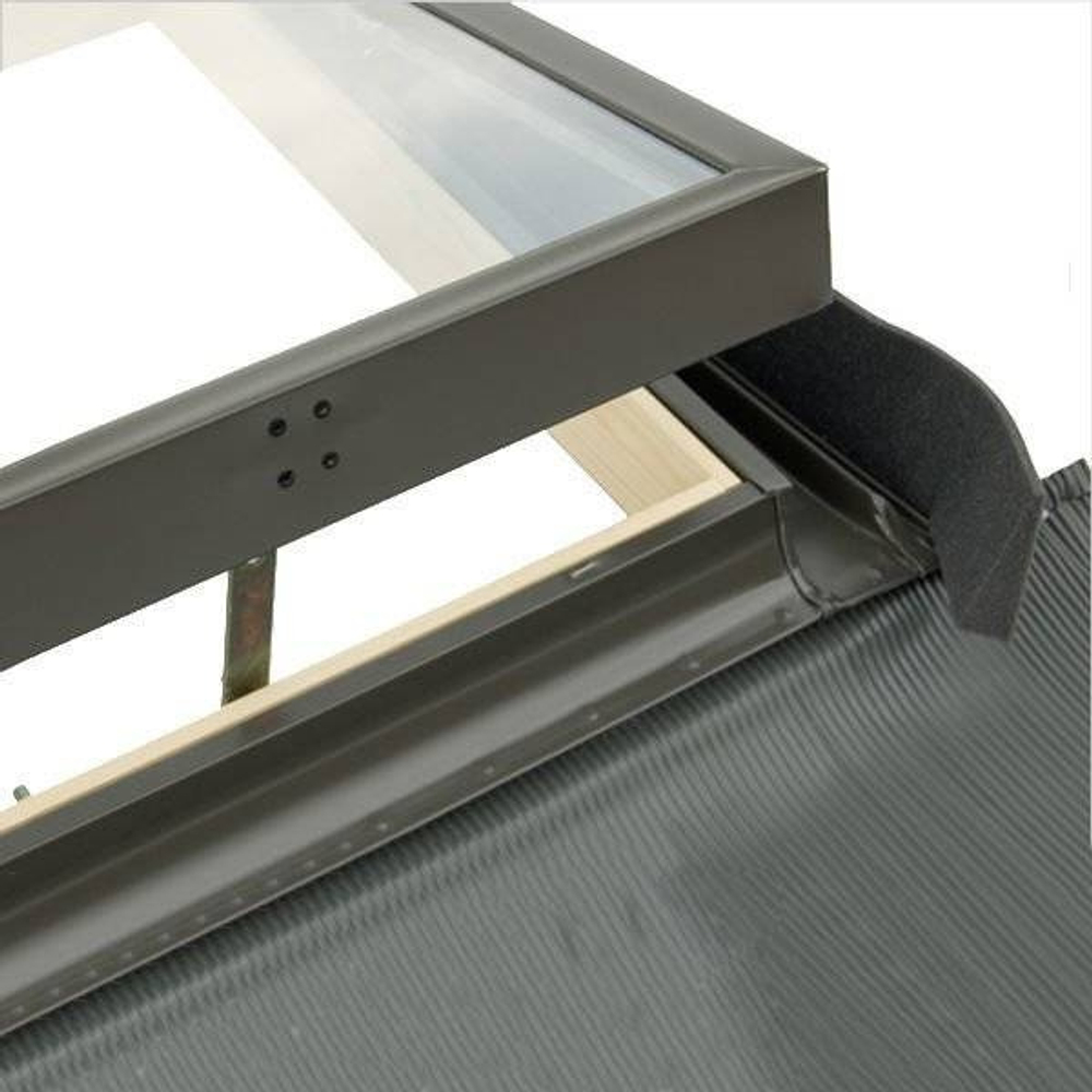 Люк для холодной кровли с окладом, гидроизоляцией и ограничителем Rooflite FE K400U 45х73