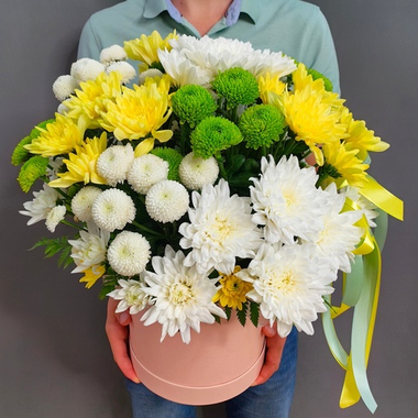 Шляпная коробка с кустовой хризантемой