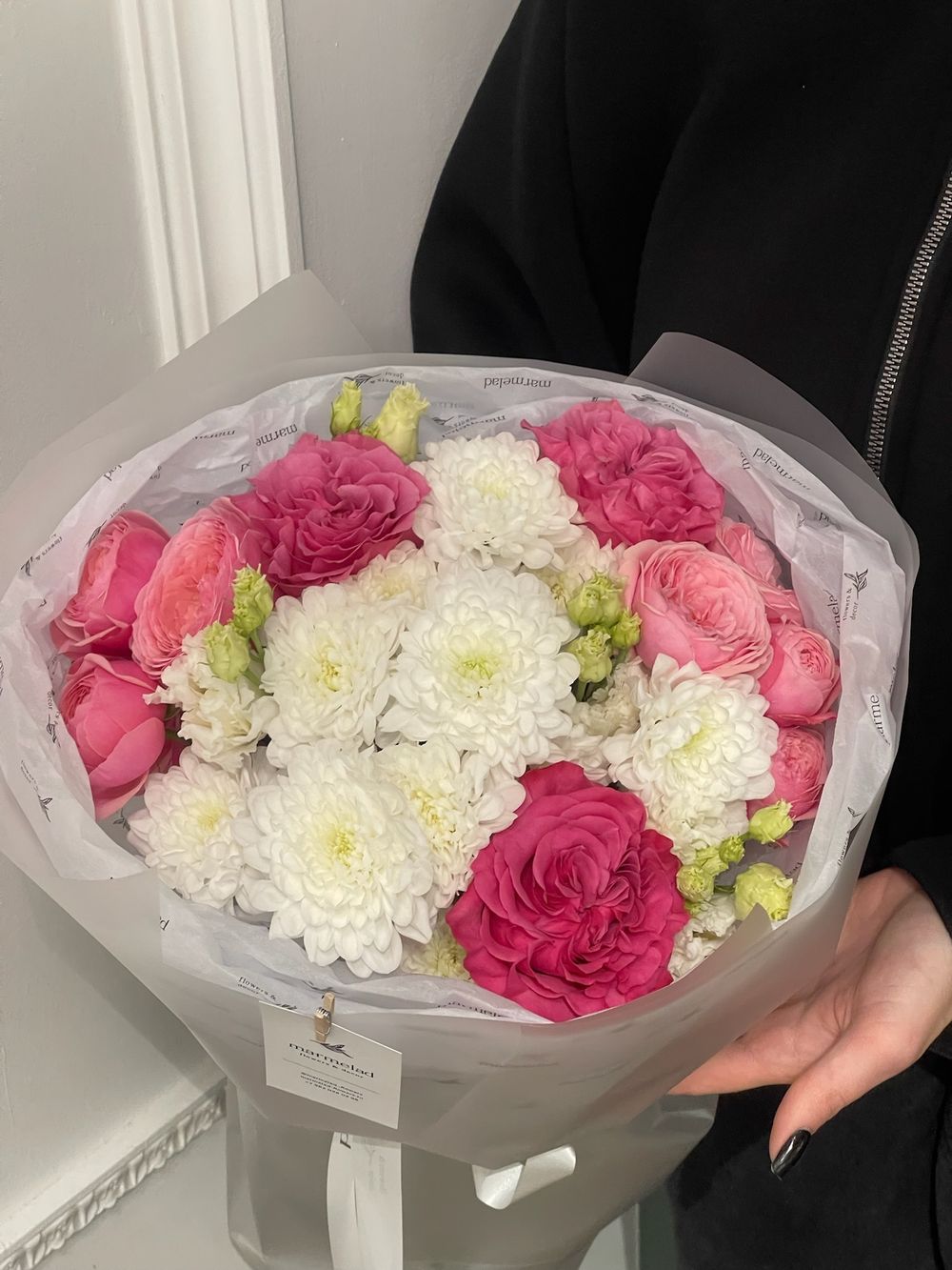 Букет из хризантемы и ярких кустовых и одноголовых роз