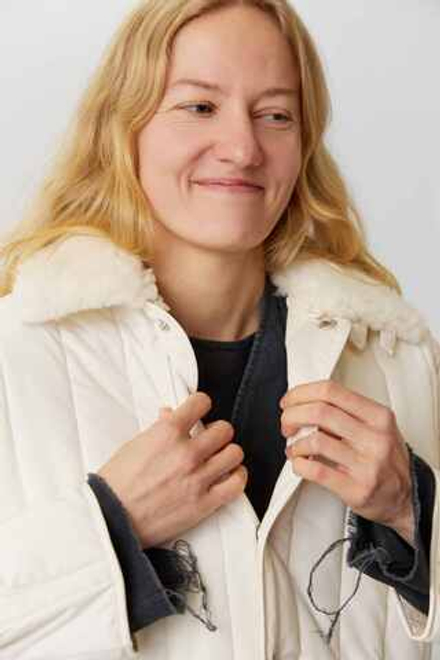 Зимняя стеганая куртка с меховым воротником молочного цвета