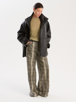 Брюки широкие в змеиновом принте из экокожи