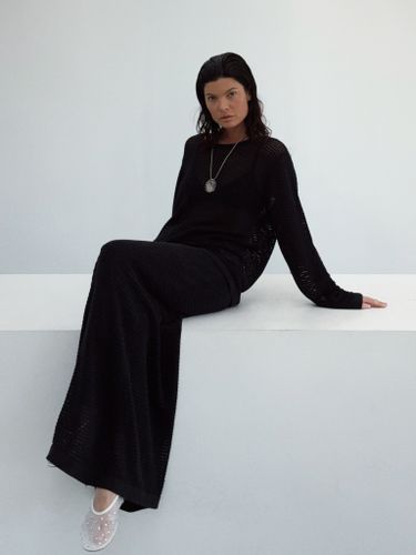 Черный вязаный костюм из лонгслива и юбки