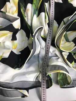 Платье удачного кроя с крупным и стильным принтом тюльпанов 44-46 размер