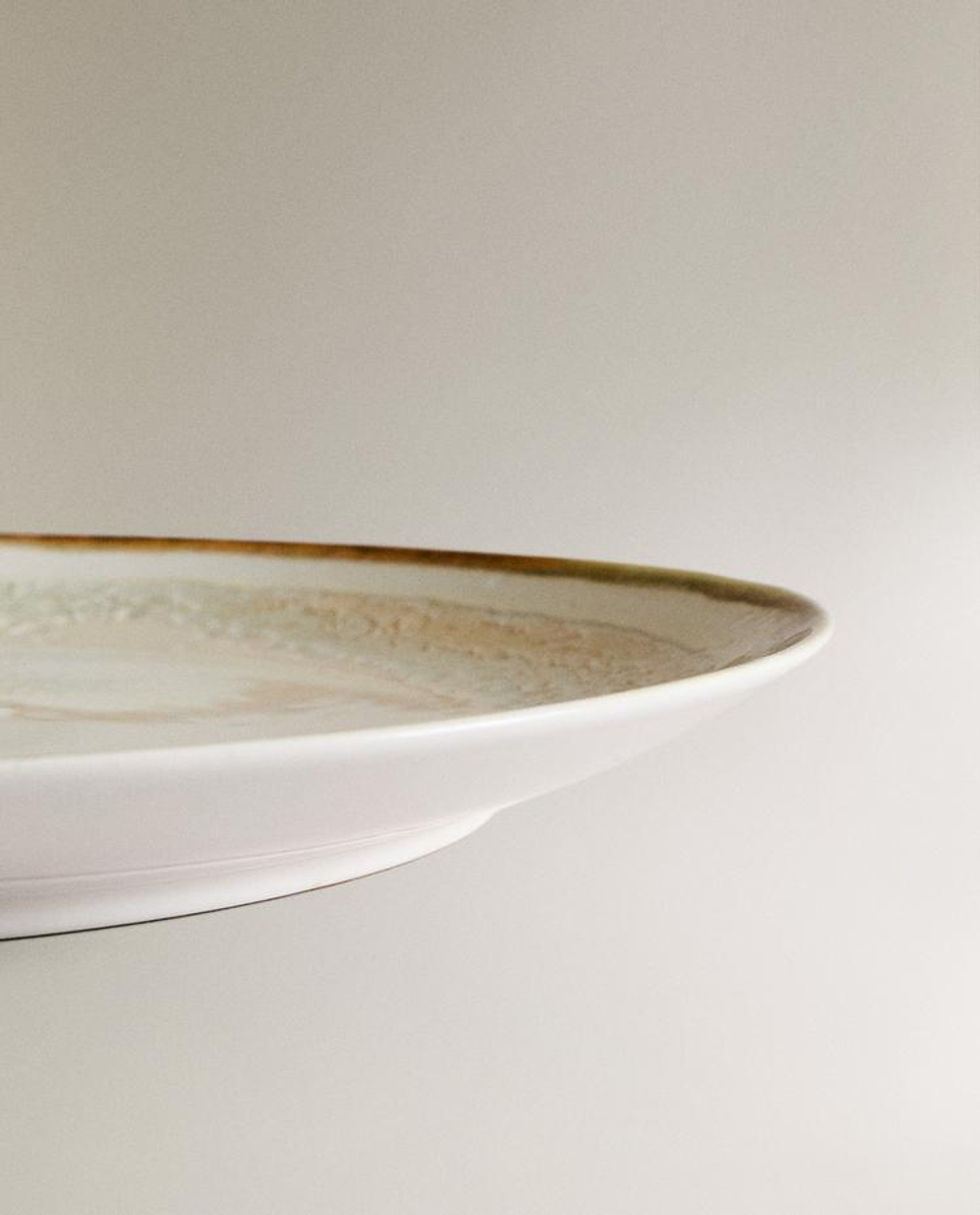 ZARA HOME КРУГЛОЕ БЛЮДО ИЗ КЕРАМИКИ, ЭКРЮ