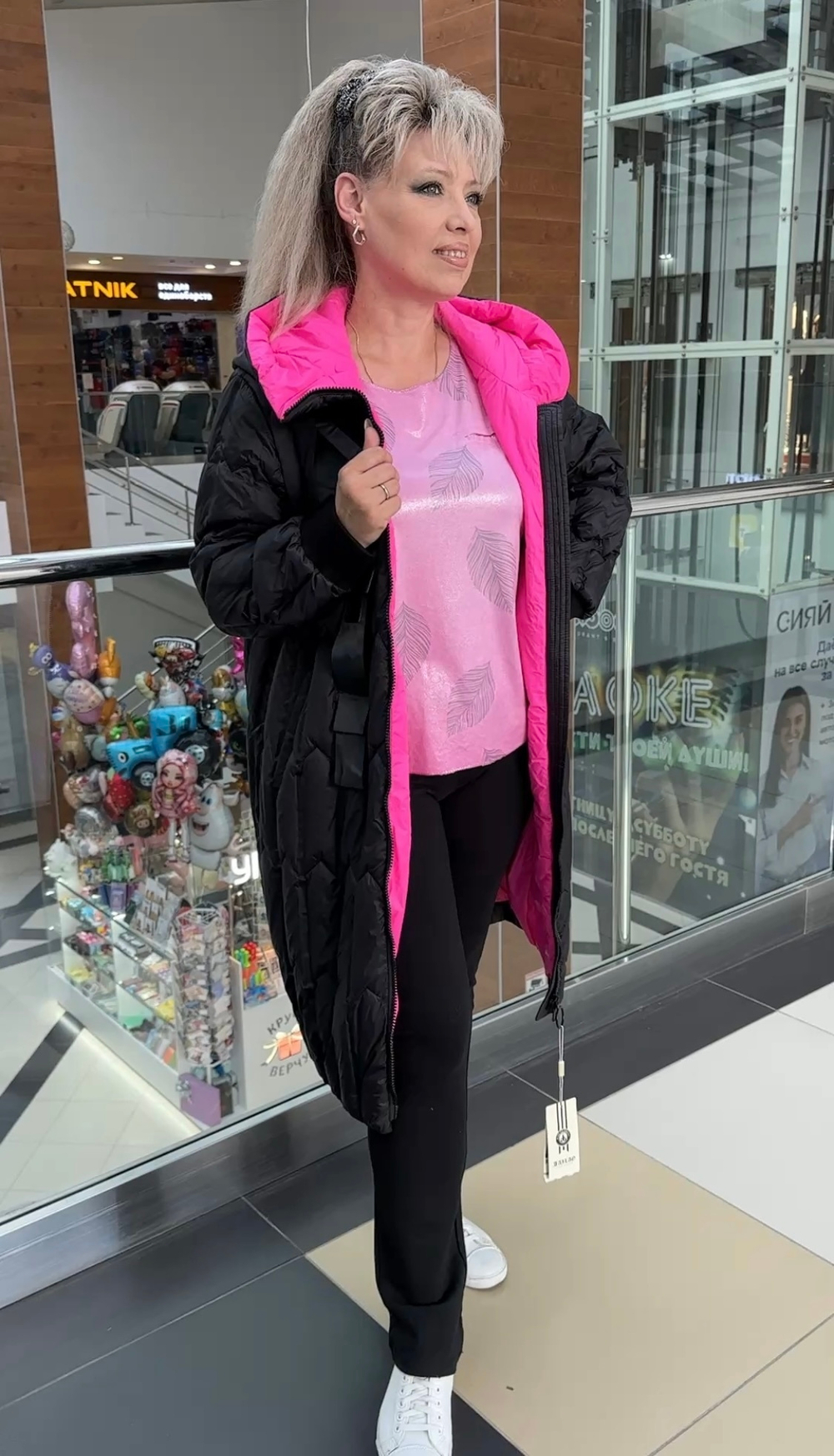 Черное зимнее пальто на пуху с отделкой фуксия