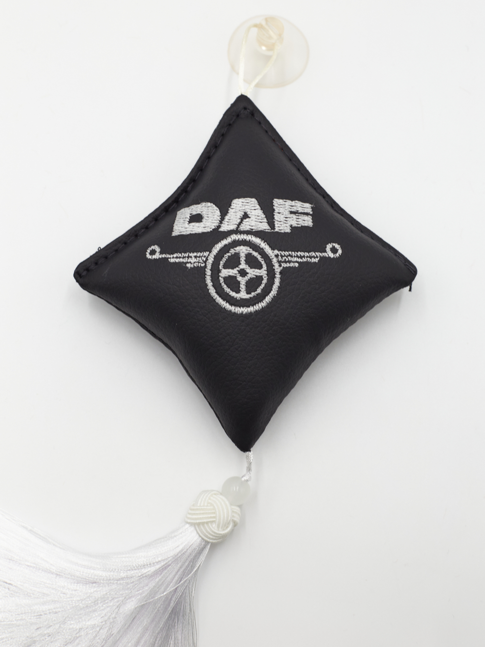 Ромб объемный на присоске DAF (экокожа, черный, белая вышивка, кисть)