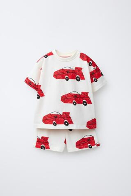 ZARA КОМПЛЕКТ ИЗ ФУТБОЛКИ И ШОРТОВ «МАШИНКИ», ЭКРЮ/КРАСНЫЙ