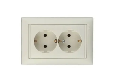 Розетка двойная с заземлением слоновая кость Legrand Valena 774370