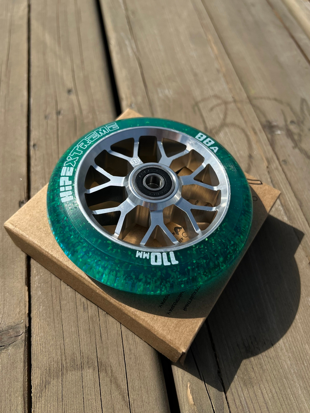 Колесо HIPExtreme Neon Flakes 110*24 мм, серебро/голубой