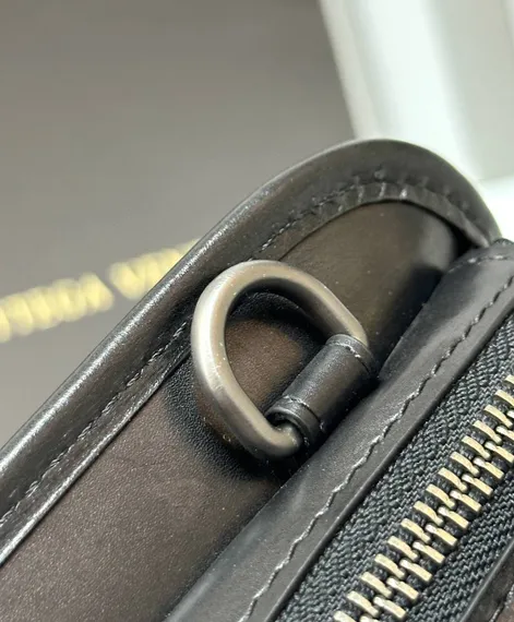 Кожаный портфель Bottega Veneta Intrecciato на молнии с плечевым ремнем