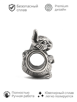 Фотография шарма из серебра в виде белки сбоку с характеристиками