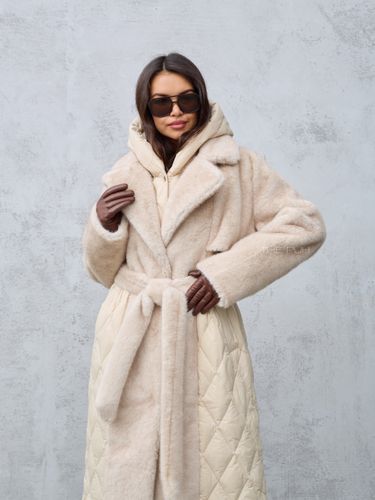 Бежевый комбинированный пуховик с капюшоном и поясом