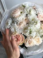 Сборный букет из хризантемы, маттиолы, кустовых пионовидных роз и диантусов крем мал