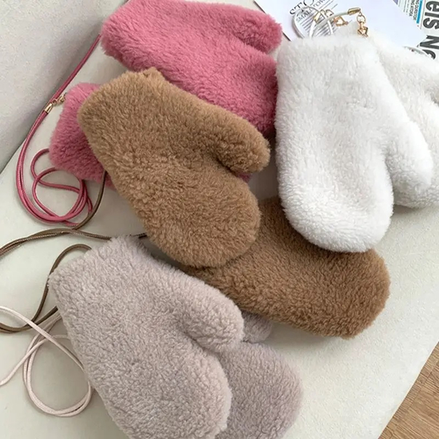 Запасаемся варежками и отправляемся колядовать. Сегодня День варежки