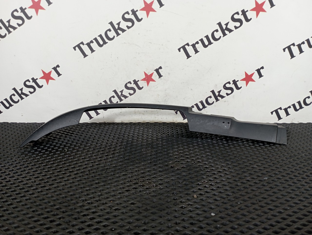 Накладка под лобовое стекло левая