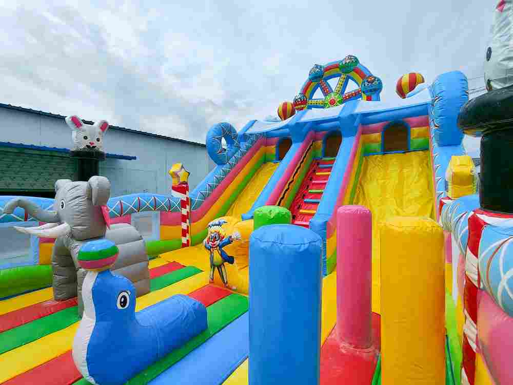 Коммерческий надувной батут «Парк развлечений 2» 10*6*6 м