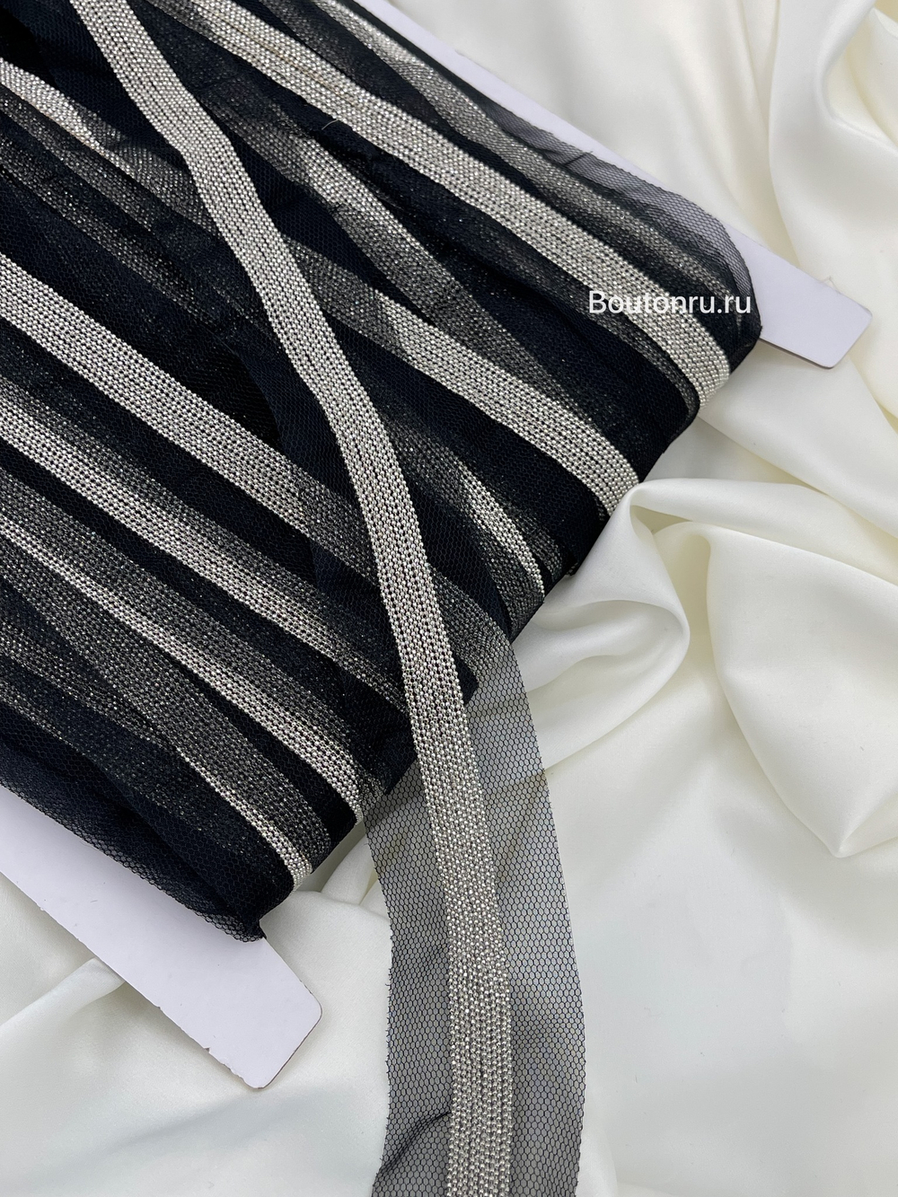 Тесьма мониль серебристая на черной сетке (12 рядов)