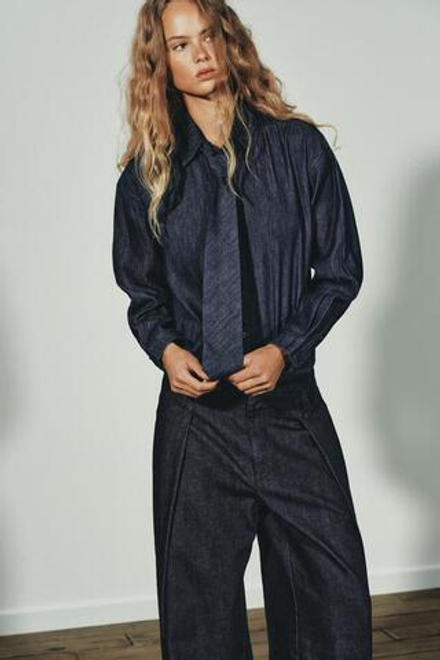 ZARA ДЖИНСОВЫЕ БРЮКИ СО СКЛАДКАМИ, ТЕМНЫЙ ИНДИГО