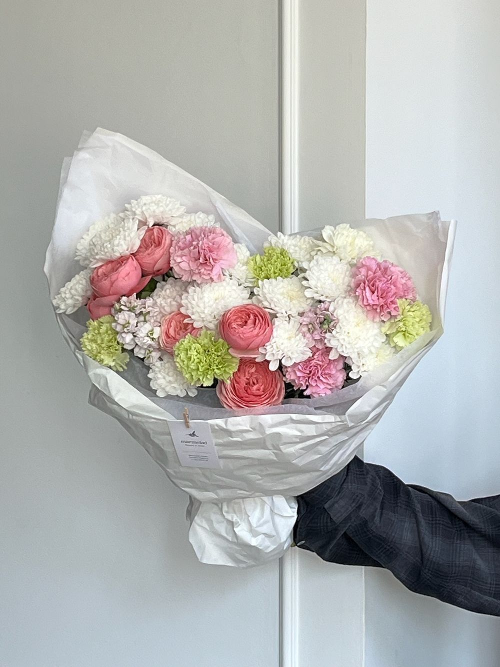 Букет сборный из кустовых пионовидных роз, диантусов и хризантемы