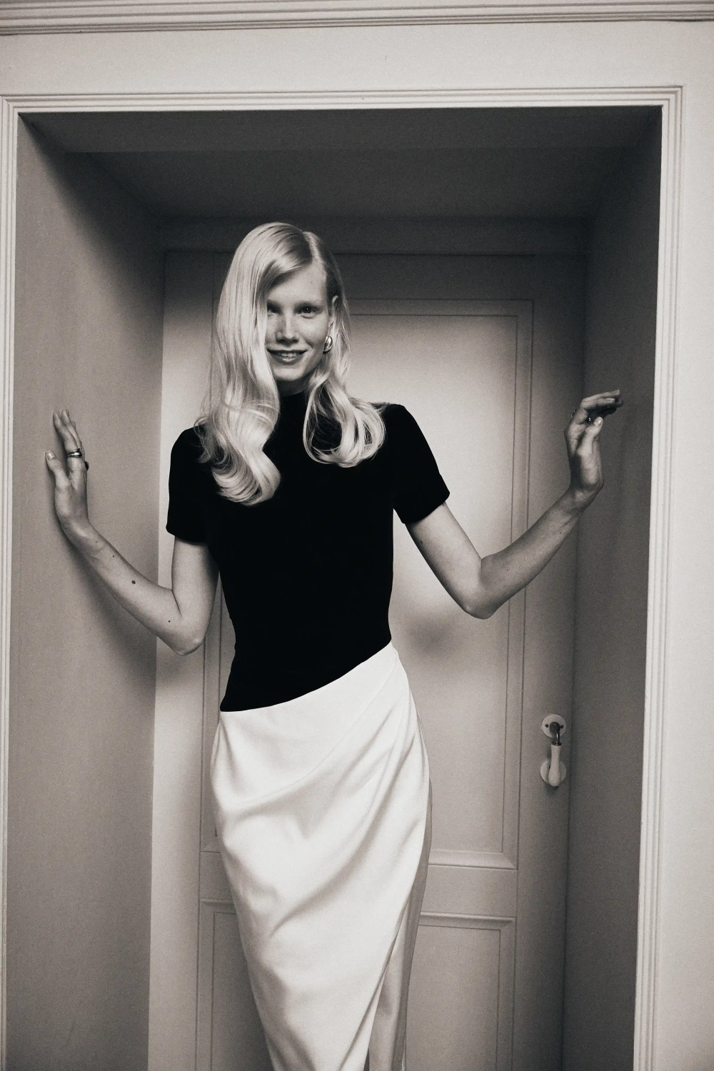 Celine, платье миди с верхом из черного бархата и юбкой из молочного атласа