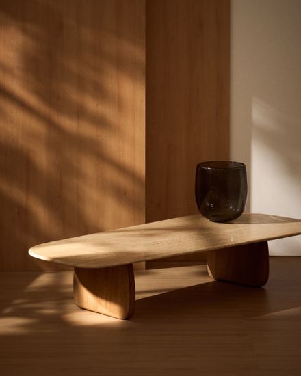 Журнальный столик Pirita из бежевого травертина с ножками из дуба натурального цвета, 147 x 65 см