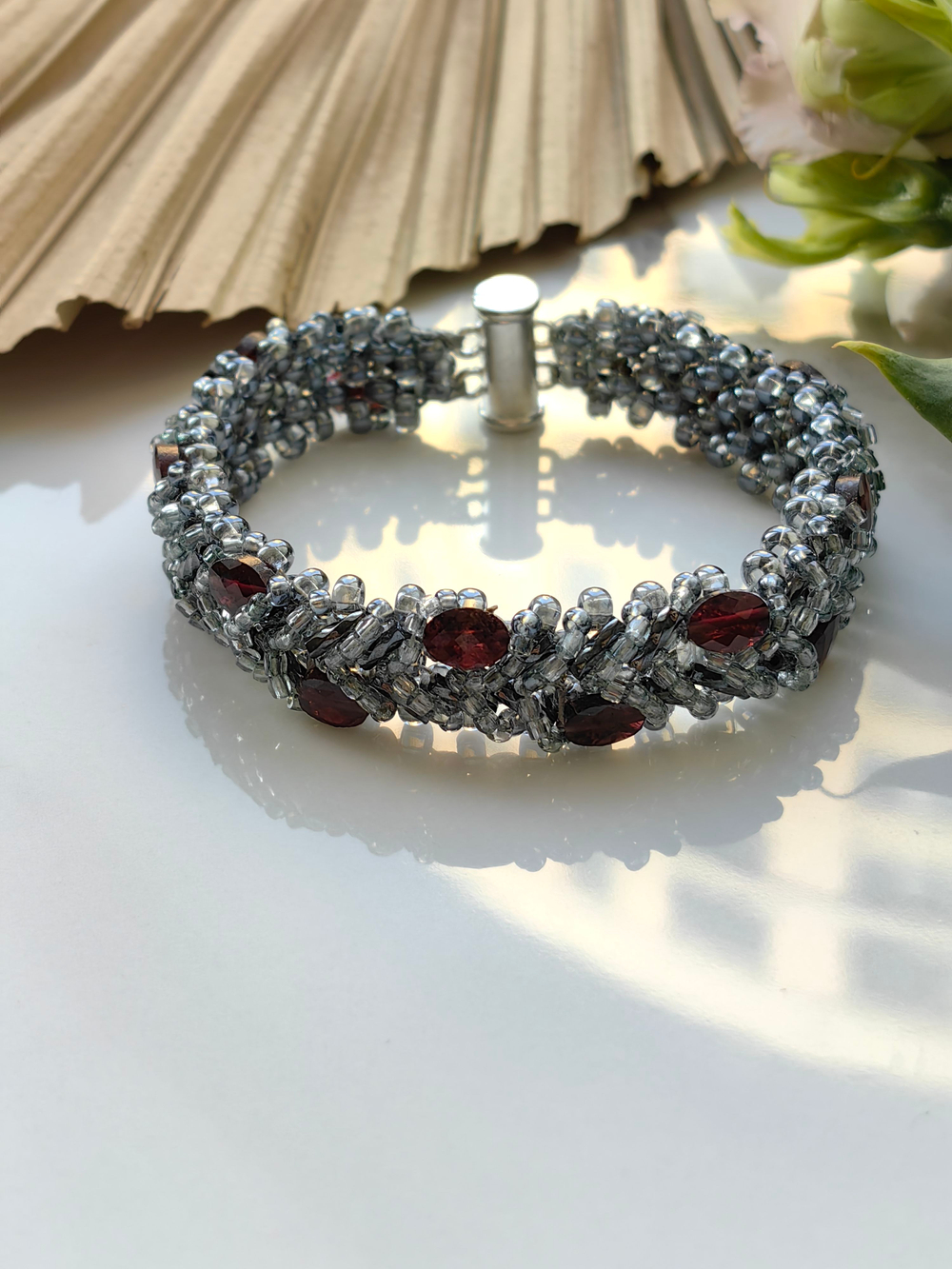 Браслет из бисера "Змейка" ручной работы с камнем Гранат (гроссуляр)