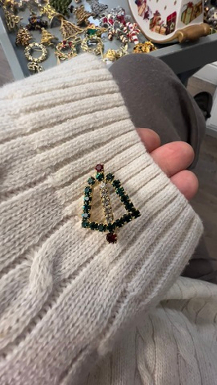 Новогодняя брошь колокольчик