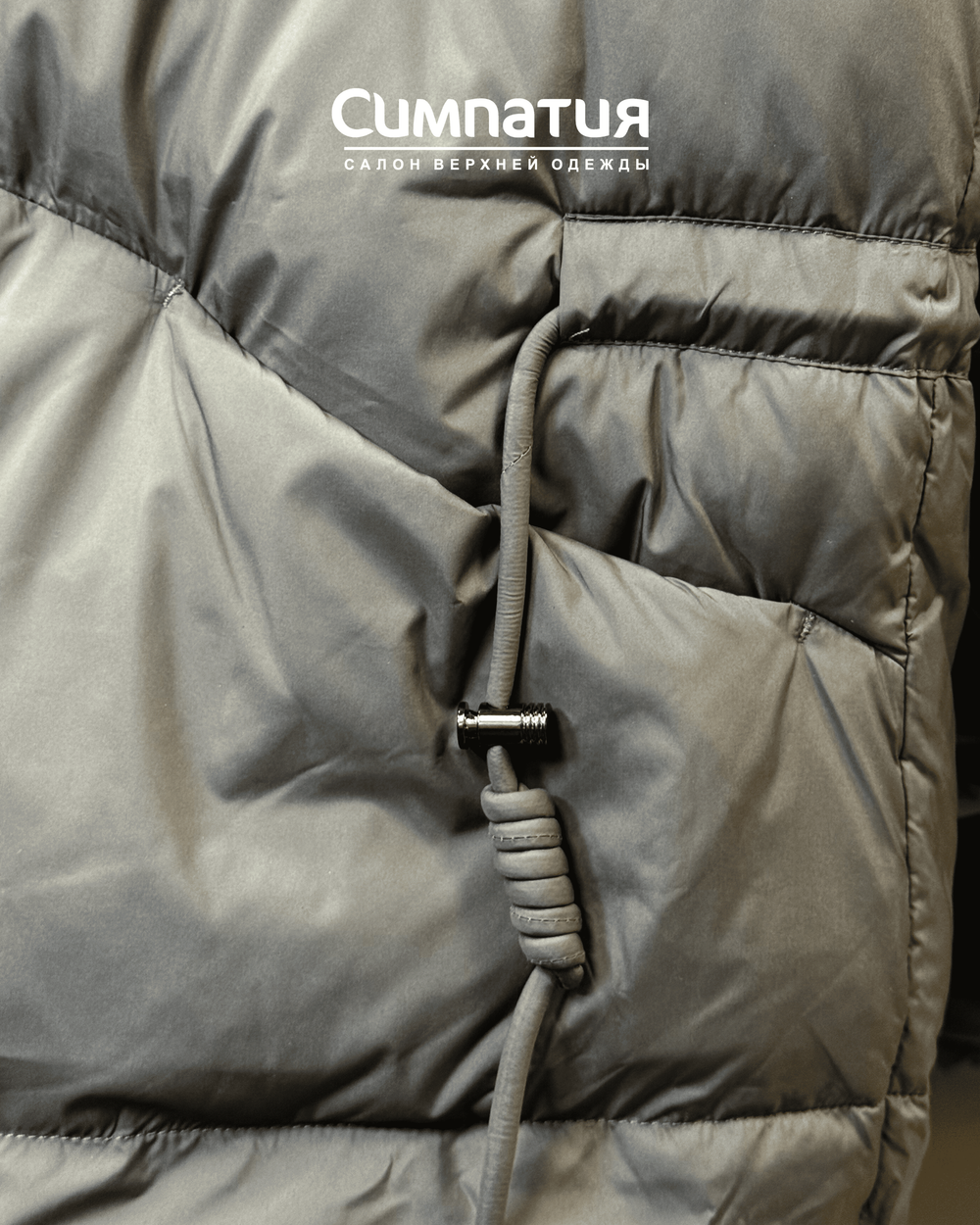 Классическая серая куртка, на молнии и клепках