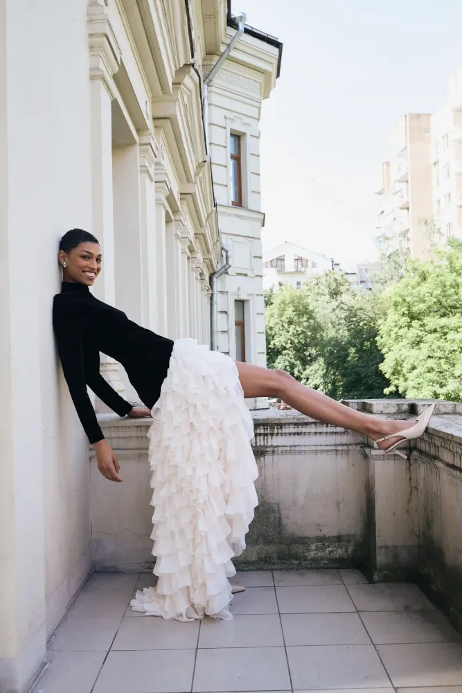 Stella, платье миди из черного бархата и юбкой с воланами из молочного шифона