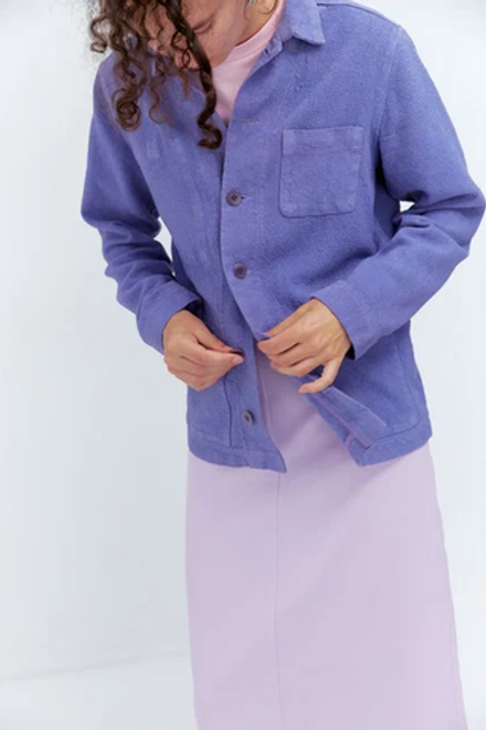 Верхняя мужская рубашка с карманами сиреневого цвета