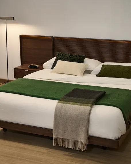 Кровать Norlen с 2 прикроватными тумбочками из орехового шпона с темной отделкой LED 160 x 200 см