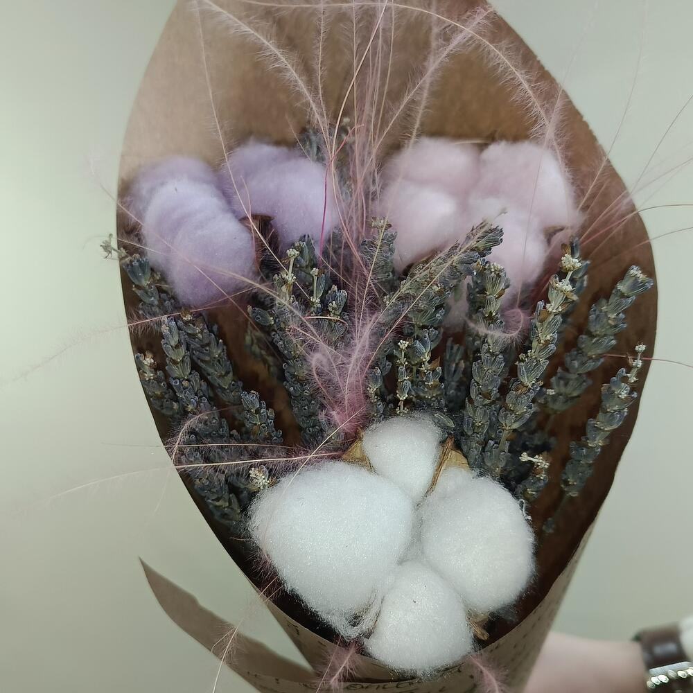 Букет из сухоцветов: лаванды, розовой стифы и хлопка