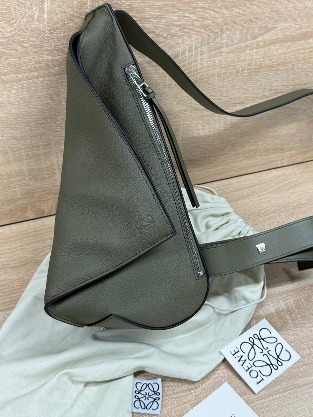 Сумка-слинг Loewe