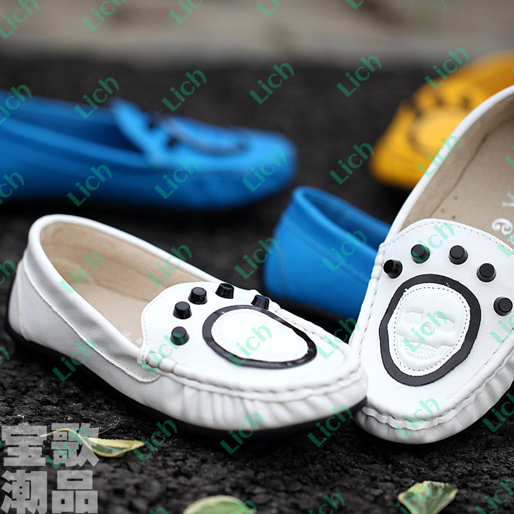 Мокасины с клепками и аппликацией с тиснением в виде черепа